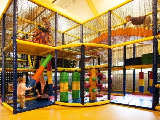 Foto 1: Kinderen aan het spelen in de indoorspeelplaats van Landal Orveltermarke