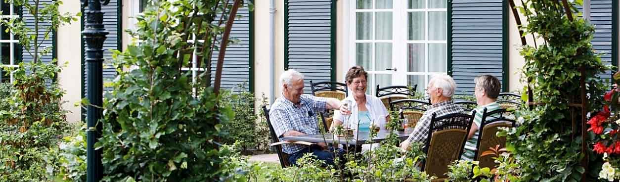 Gasten van Landal Duc de Brabant genieten van een drankje bij het restaurant van het vakantiepark