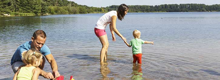 Gezin met kinderen bij het water van Sunparks Kempsense Meren