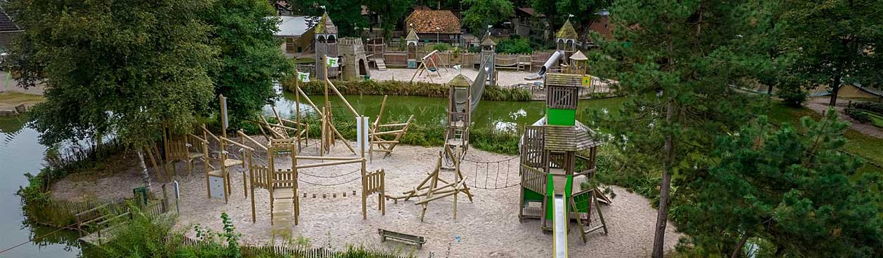 © Foto: Landal.nl - Kinderen zijn dol op het superleuke Avontureneiland van Vakantiepark De Lommerbergen.
