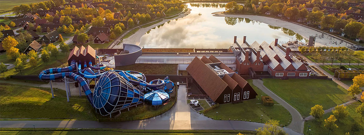 © Foto: hofvansaksen.nl - Het Hof van Saksen zwembad ligt in het midden van het park (locatie: Havezate, aangegeven met 1 op de parkplattegrond) en bestaat uit meerdere onderdelen. Een Hof van Saksen verblijf is inclusief zwembadtoegang op alle dagen. Zelfs tijdens schoolvakanties en feestdagen.