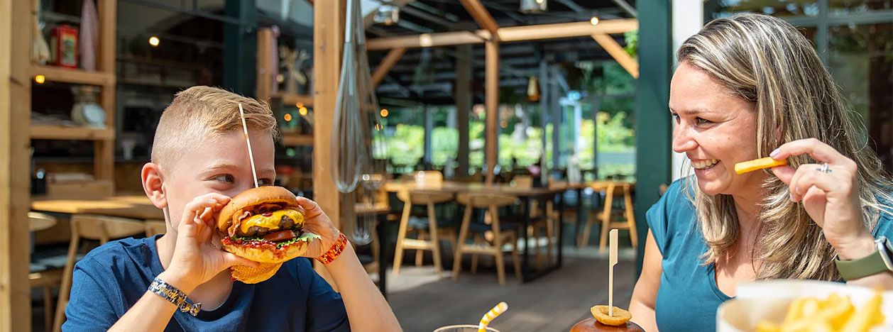 © landal.nl - Steaks & Burgers is alle dagen gesloten. De reden is niet bekend. Super jammer, want je kon hier goed uit eten gaan!